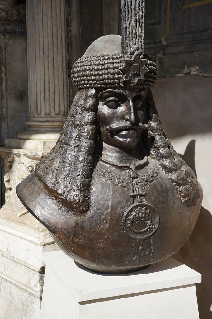 Buste de Vlad l'empaleur dans le cloitre du Complexe Santa Maria La Nova à Naples.