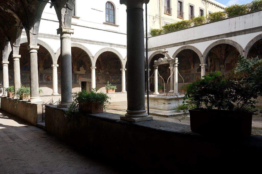 Cloitre du Complexe Santa Maria La Nova à Naples.