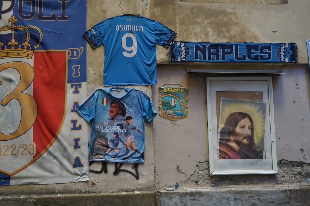 Maradona et Jesus sur les murs de Naples.