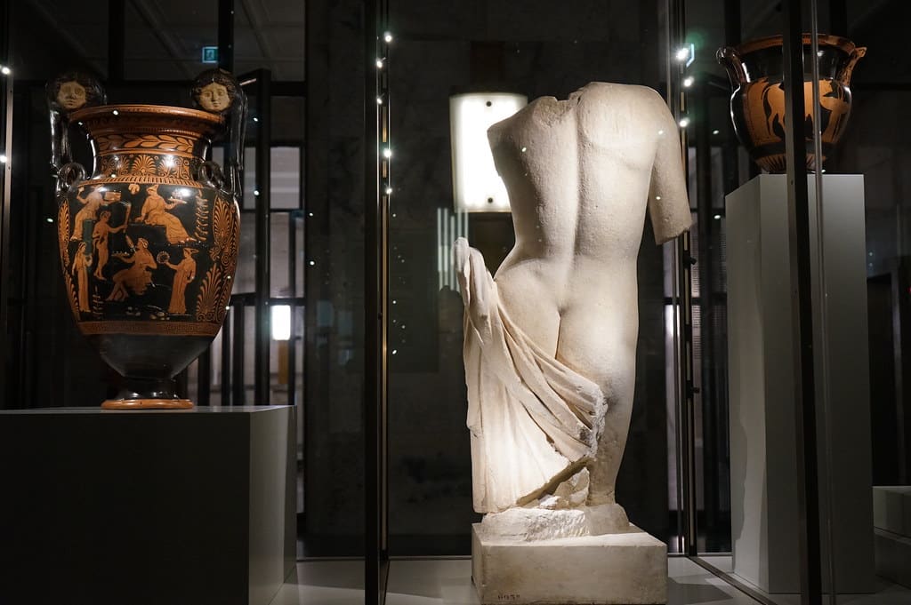 Art grec et fessier de marbre au Musée Gallerie d'Italia à Naples.