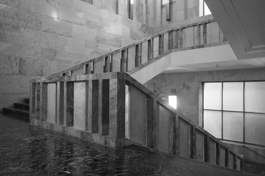Escalier majestueux au Musée Gallerie d'Italia à Naples.