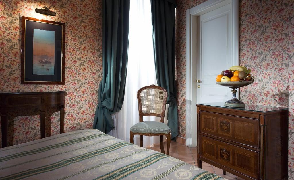 Cette chaise vous regardes dans l'hotel Chiaja hotel de charme de Naples.