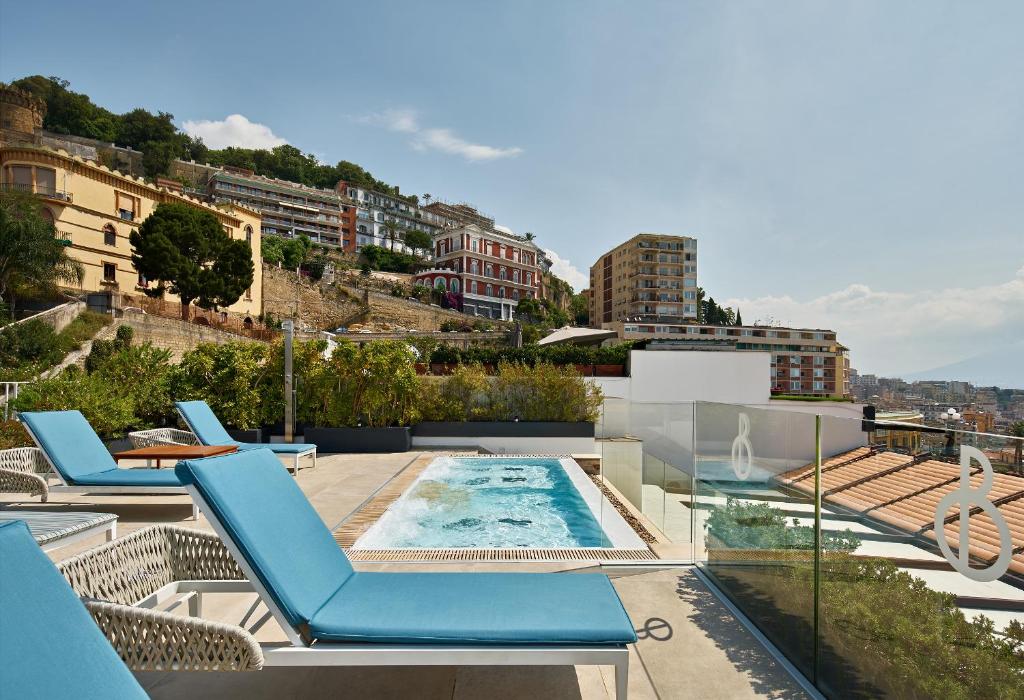 Terrasse avec piscine à l'Hotel De Bonart à Naples.