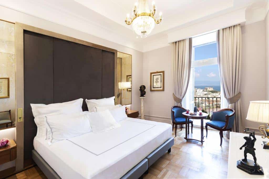 Chambre de l'Hotel de luxe Grand Hotel Parker à Naples.