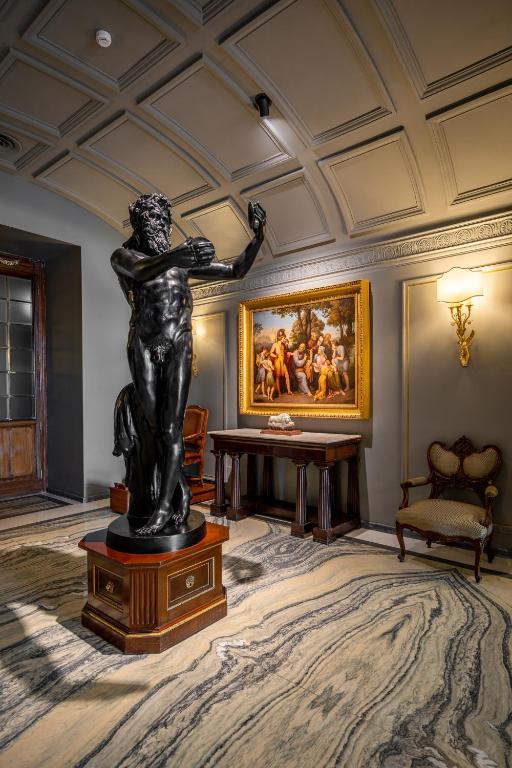 Dans le hall de l'Hotel de luxe Grand Hotel Parker à Naples.