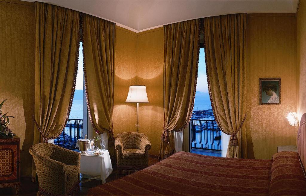 Grand Hotel Vesuvio à Naples.
