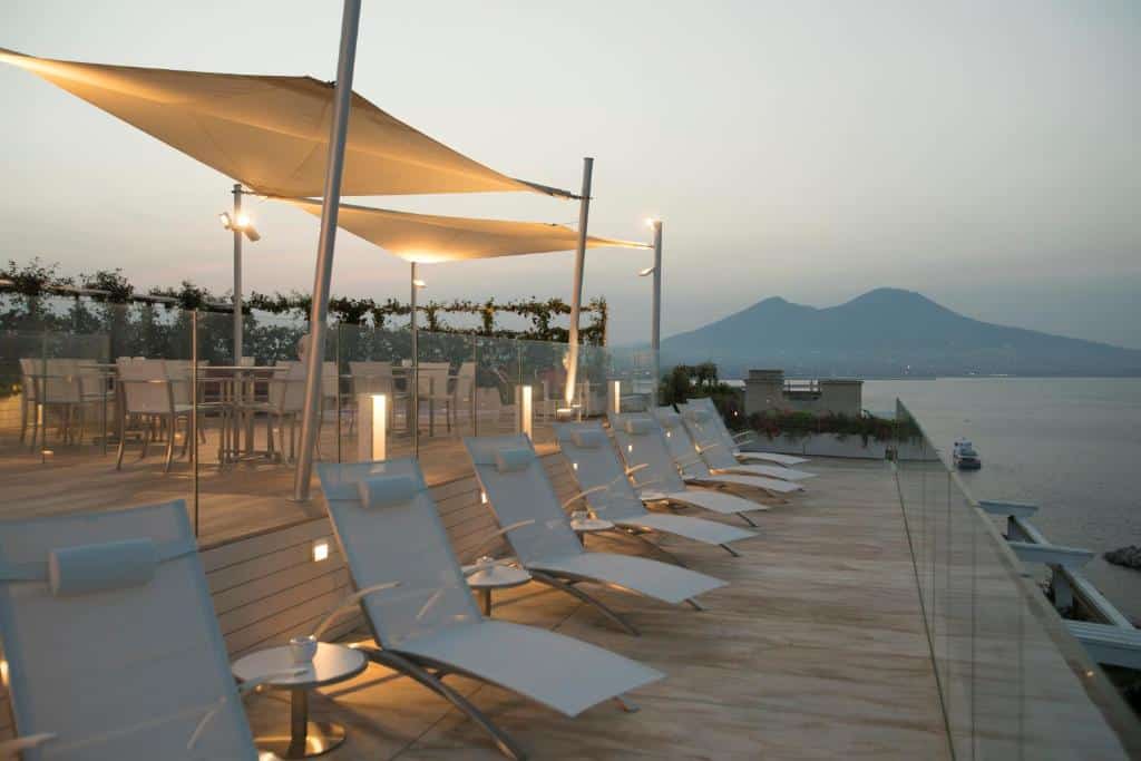 Rooftop du Grand Hotel Vesuvio à Naples.