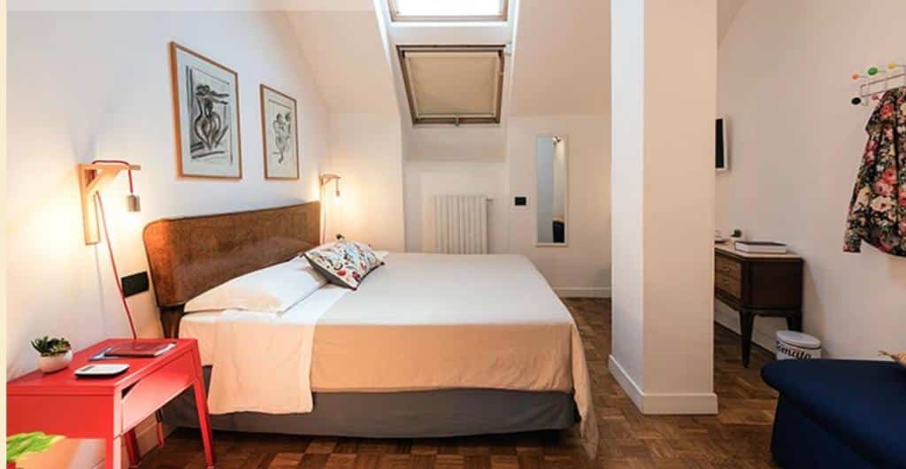 Chambre de la maison d'hotes Mansarda Bellini à Naples.