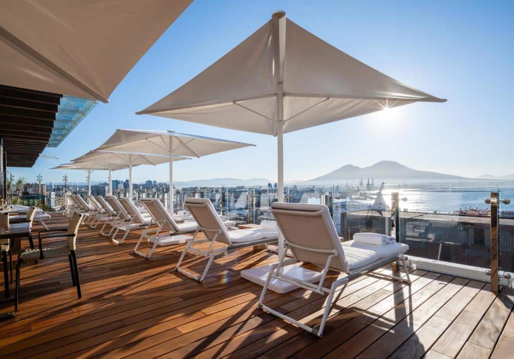 Rooftop face au Vésuve dans l'Hotel ROMEO Napoli à Naples.