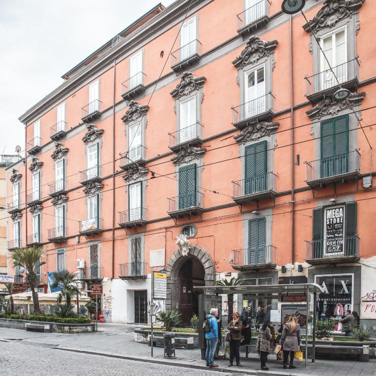Façade de l'Hotel Relais Della Porta à Naples.