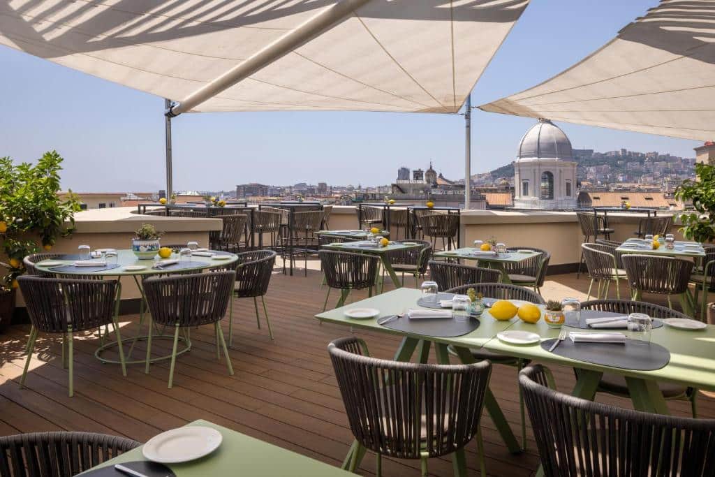 Terrasse de l'Hotel UNA hotels Napoli à Naples.