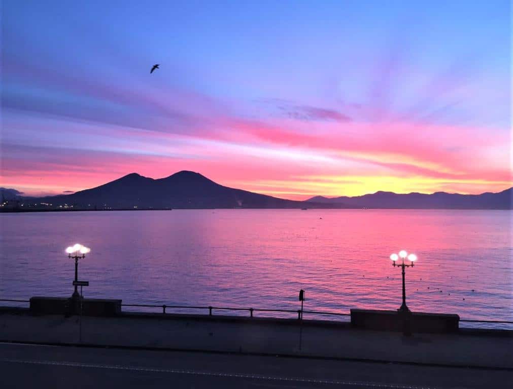 Vue sur le Vésuve depuis l'hotel Relais sul Mare à Naples.