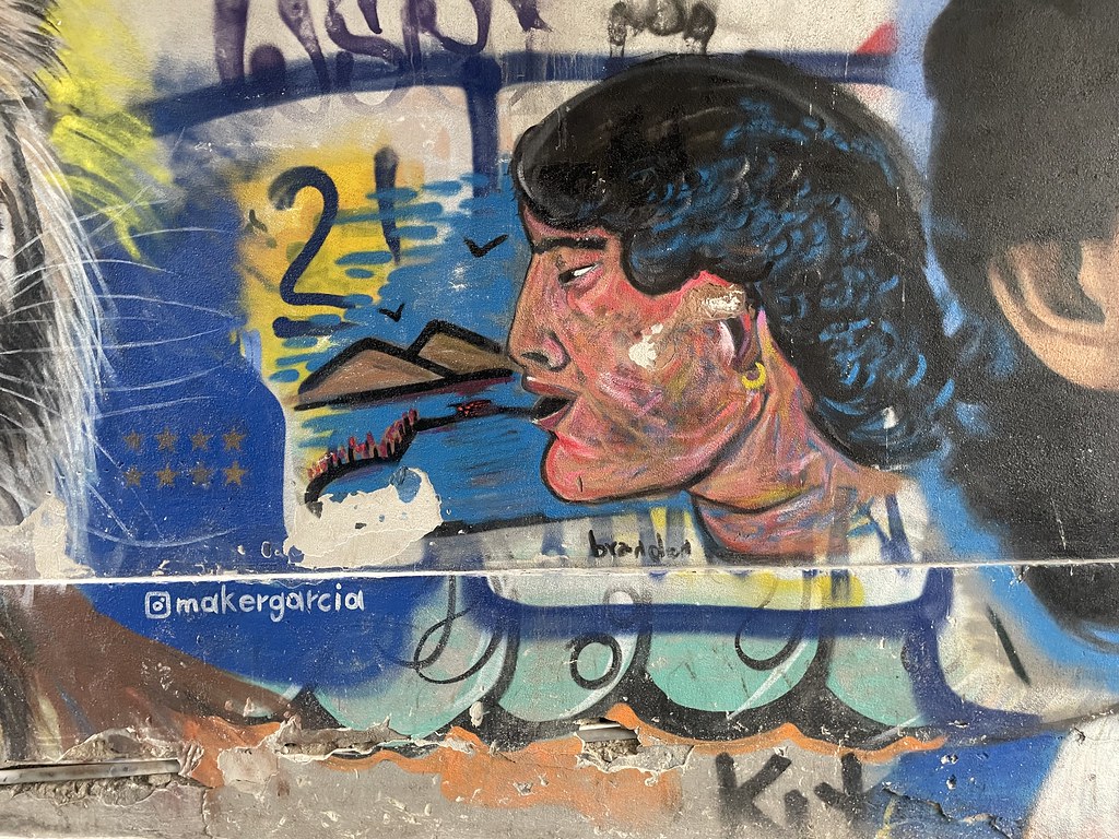 Autre portrait de Maradona dans une rue à naples.