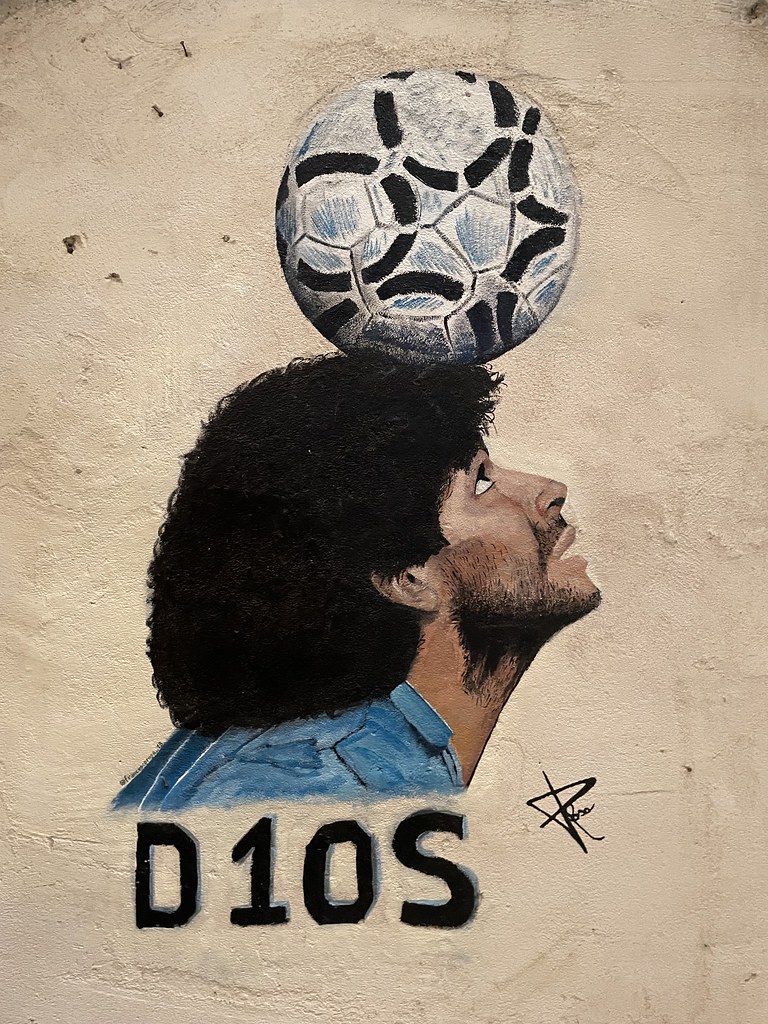 Street art avec Maradona un ballon sur la tête.