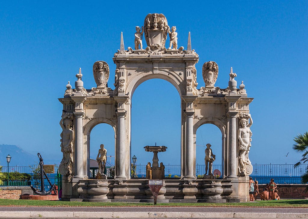 Meteo et climat de Naples : Fontaine des Géants sur fond azur.