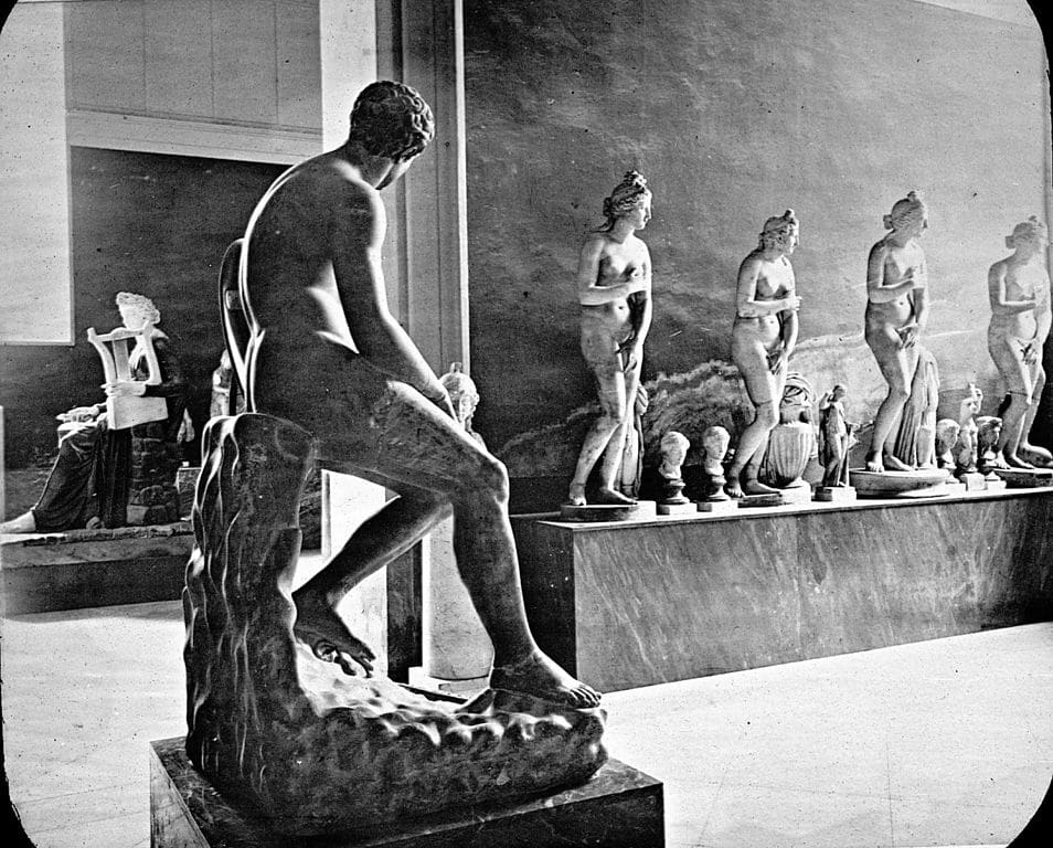 Salles d’expositions du musée archéologique de Naples avant 1923. Rien n’a changé depuis.