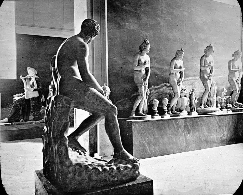 Salles d’expositions du musée archéologique de Naples avant 1923. Rien n’a changé depuis.