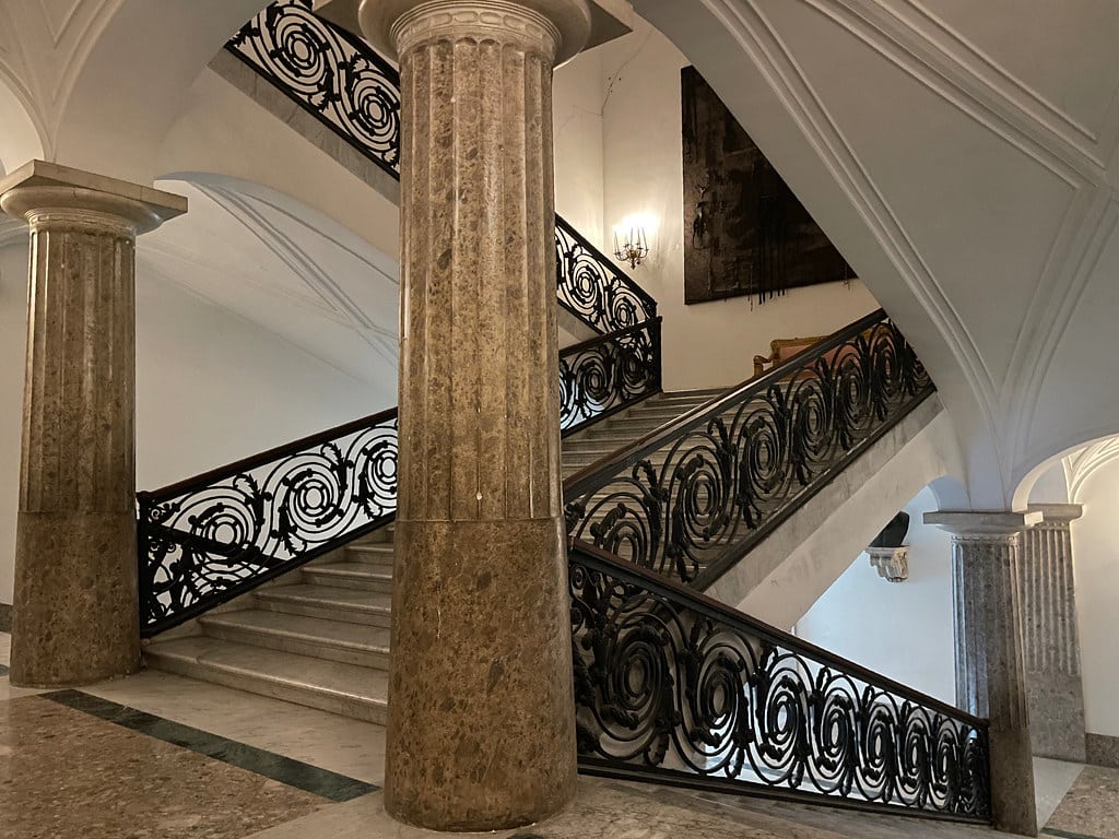 Escalier dans le musée Capodimonte à Naples.