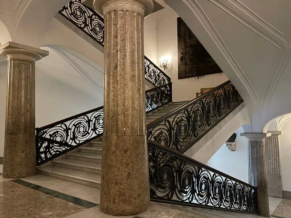Escalier dans le musée Capodimonte à Naples.