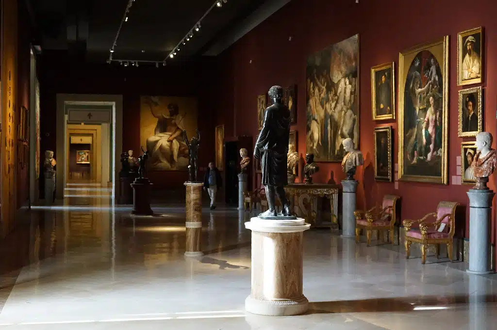 Dans une salle du musée Capodimonte à Naples.
