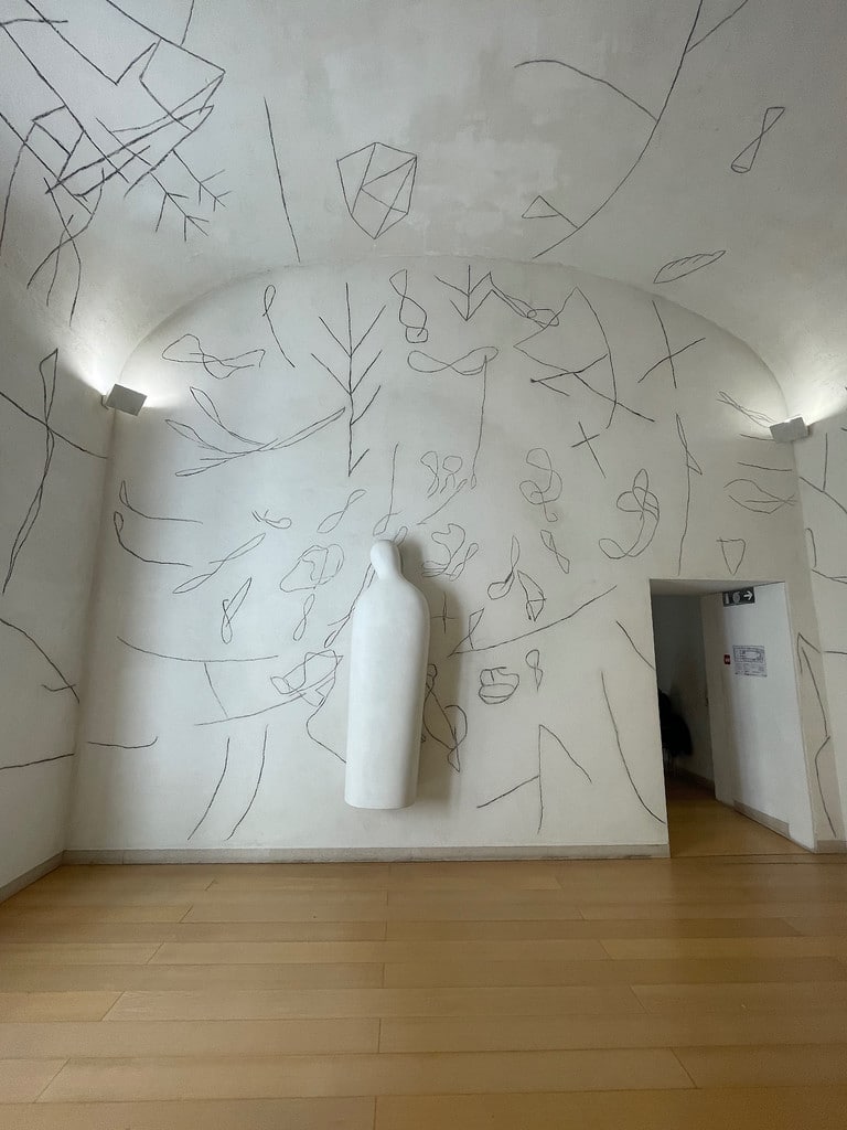 Oeuvre de Mimmo Paladino au Musée d'art contemporain MADRE à Naples.