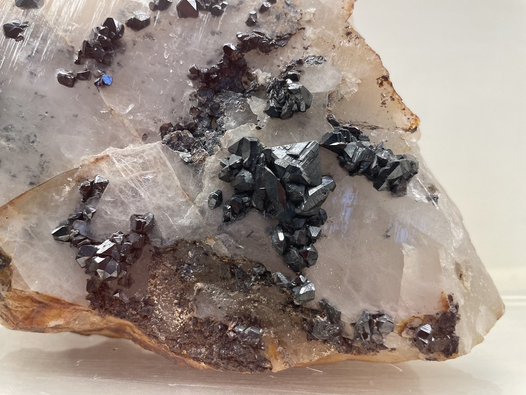 Cassiterite dans le musée de minéralogie de Naples.