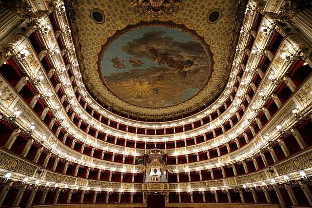 Dans le somptueux théâtre San Carlo à Naples : La salle d'opera la plus ancienne au monde..