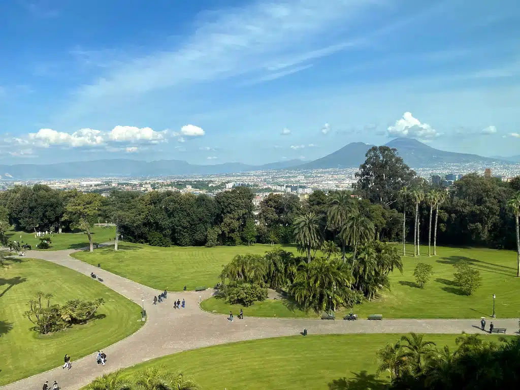 Vue depuis le palais sur le parc de Capodimonte et le Vésuve à Naples.