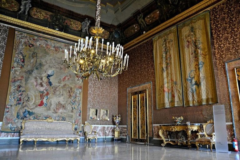 Monument de Naples : Salle du Palais Royal - Photo de Mentnafunangann