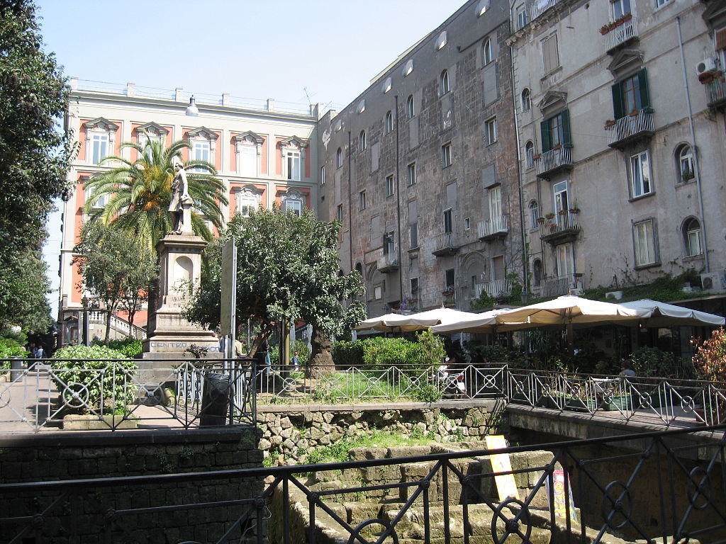 Piazza Bellini à Naples - Photo d'Istvanka - Licence ccbysa 3.0