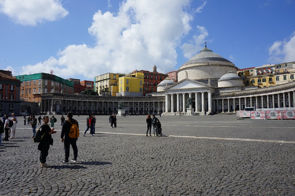 Sur la Piazza del Plebiscito face au Palais Royal de Naples.