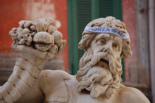 Statue du Dieu Nil à Naples, un supporter du Napoli. Photo de Raffaele Esposito.