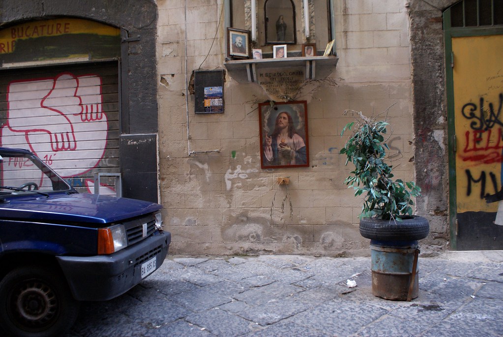 Jésus et Padre Pio veillent aux Quartiers Espagnols à Naples.