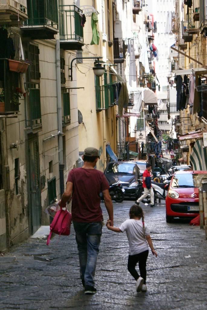 Quartiers Espagnols à Naples : Des coeurs en banderoles et des petites filles qui dansent.