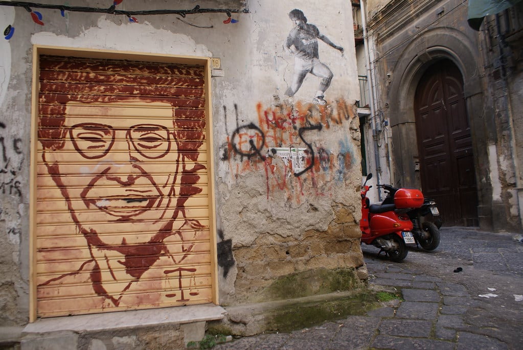 Qui est-ce ? La balance nous indique un Camorriste ou une victime ? C’est un peu plus simple avec Maradona. Quartiers Espagnols à Naples