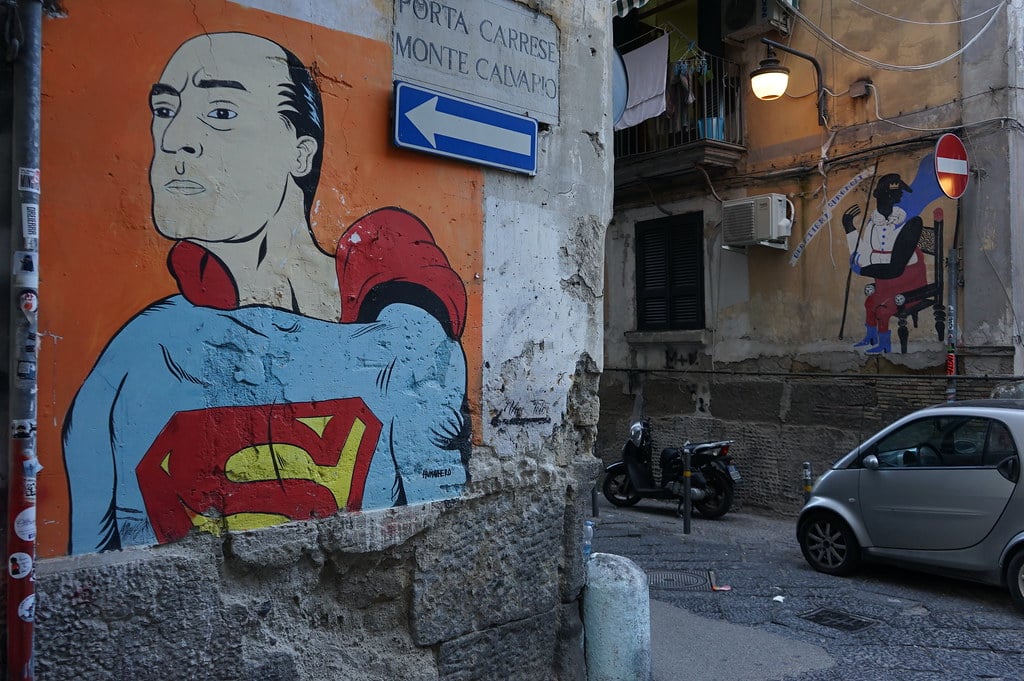 Street art représentant l'acteur napolitain Toto dans les quartiers espagnols de Naples.