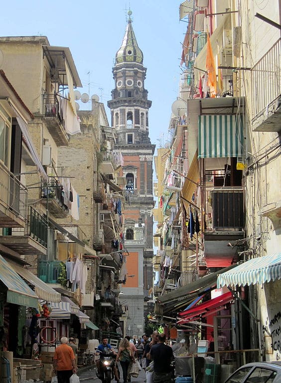 Campanile de l'église San Maria del Carmine Maggiore depuis la rue Lavinaio dans le quartier du Mercato à Naples. Photo de Luca Aless