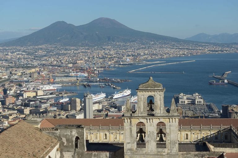 Vue sur Naples et le Vésuve depuis la colline du Vomero (chateau castello Sant Elmo) - Photo by Wolfgang Moroder