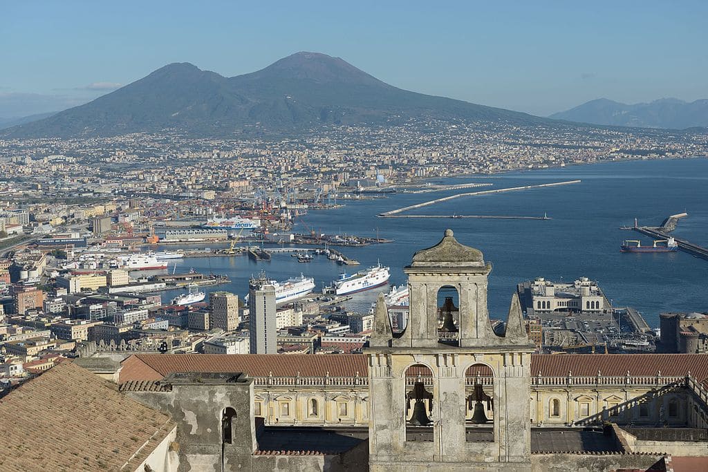 Vue sur Naples et le Vésuve depuis la colline du Vomero (chateau castello Sant Elmo) - Photo by Wolfgang Moroder