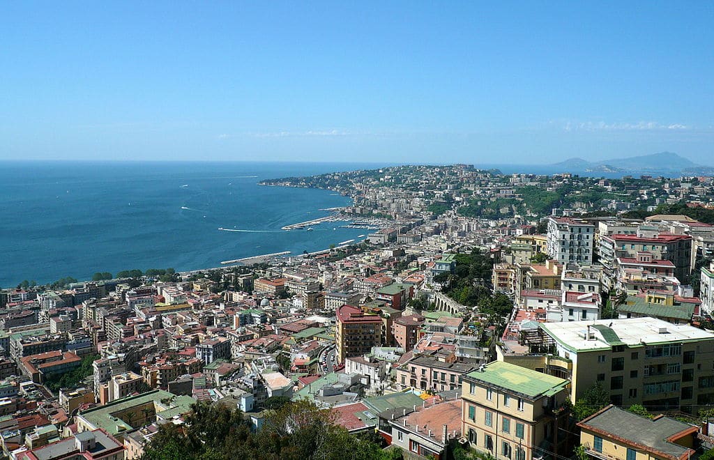 Vue panoramique sur les quartiers de Chiaia et Mergellina depuis les hauteurs du Castel Sant'Elmo à Naples - Photo de Dr.Conati