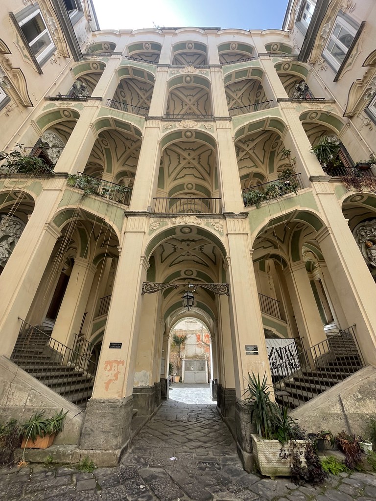 Escalier en vol de faucon du Palazzo Sanfelice dans le quartier de la Sanita à Naples.
