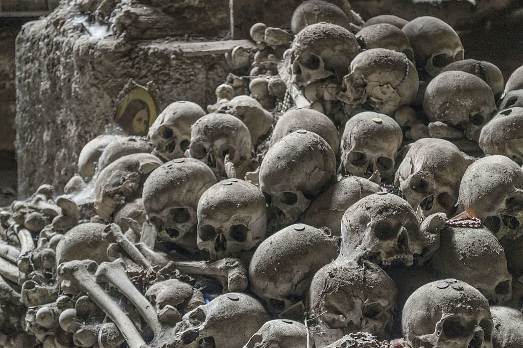 Amoncellement de cranes dans le cimetière de Fontanelle à Naples - Photo de Dominik Matus