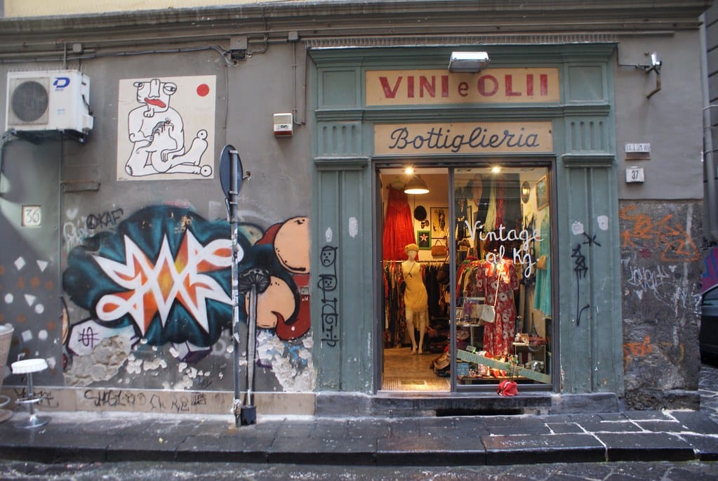 Dans la friperie Vino e Olii à Naples.