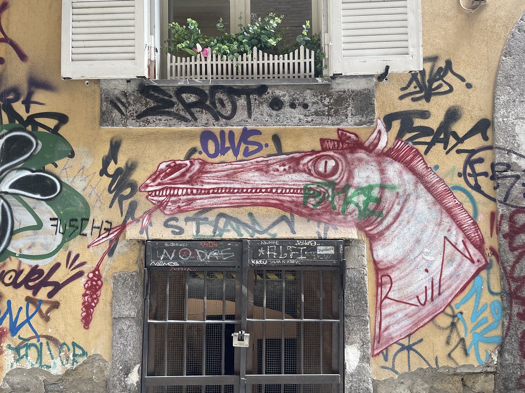 Street art à Naples : Entre le cheval et le crocodile.