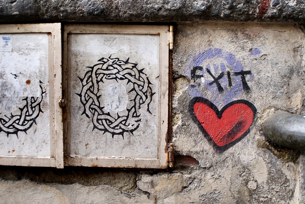 Street art à Naples : Couronne d'épines et croix.