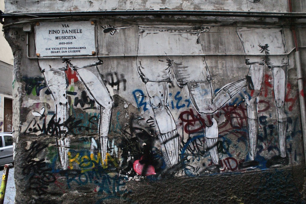 Street art et jambes de footballeurs à Naples.