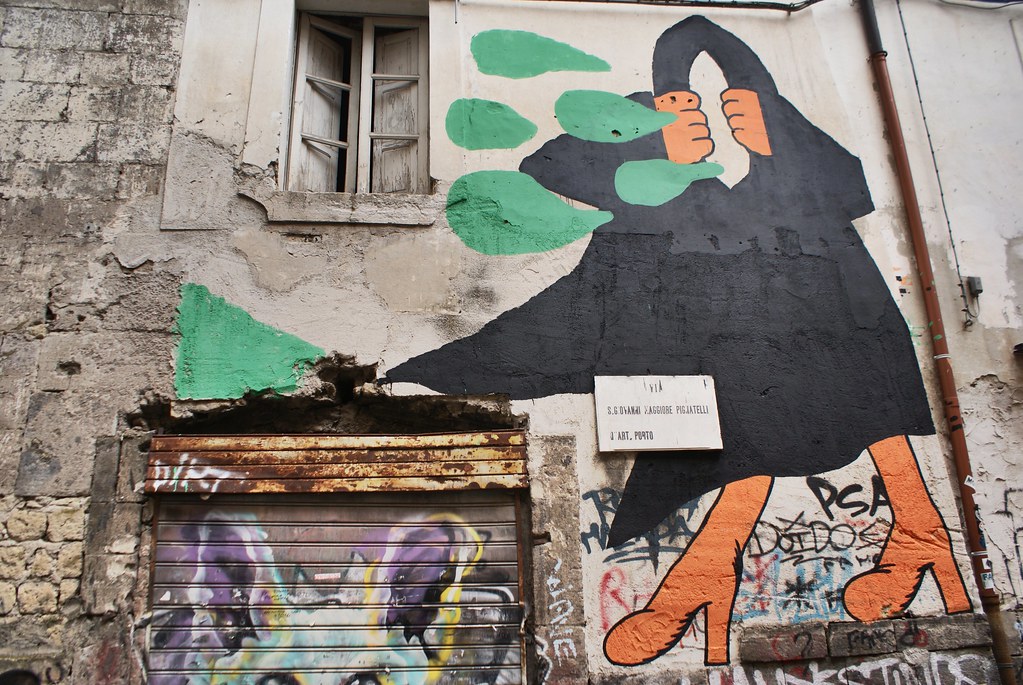 Street art à Naples : représentation enigmatique.