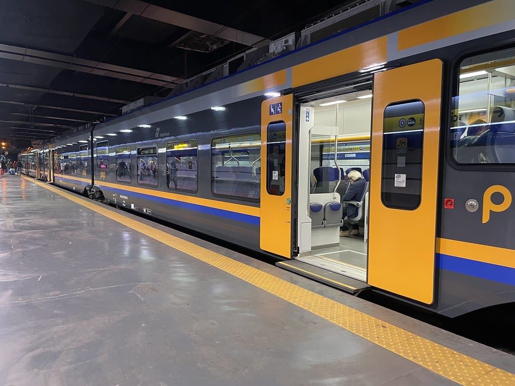 Transport en commun : Train urbain à Naples.