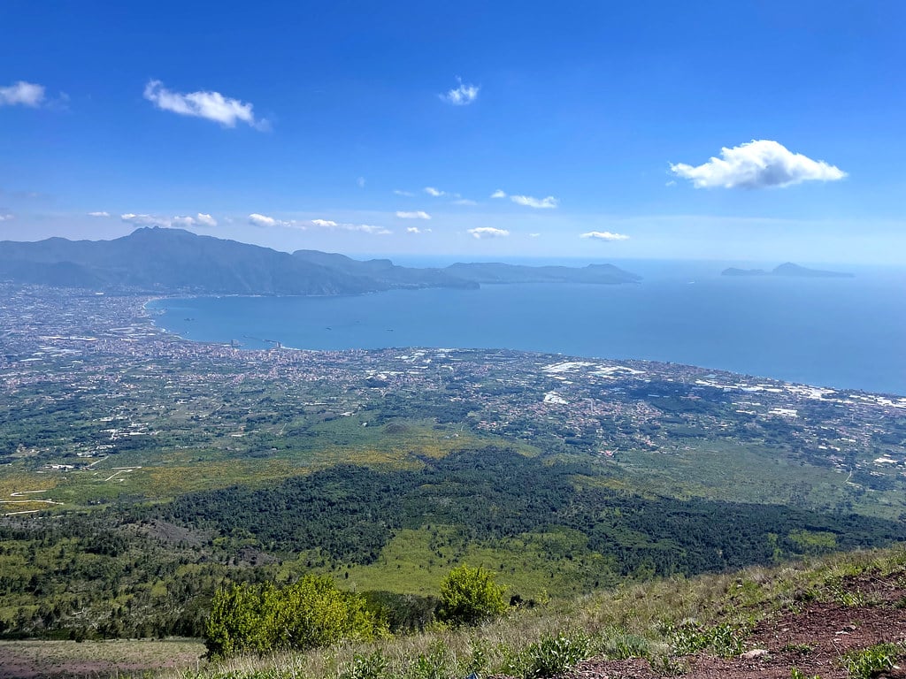 Vue depuis le Vésuve sur les montagnes des Monti Lattari, Castellammare, Sorrente et l'île de Capri. La côte Amalfitaine est derrière la montagne.