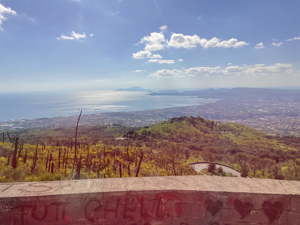 En route vers le Vésuve à travers la fenêtre du minibus : La colline montagneuse au fond de la photo, c'est l'île d'Ischia, vient ensuite l'île de Procida, puis le golfe de Naples.